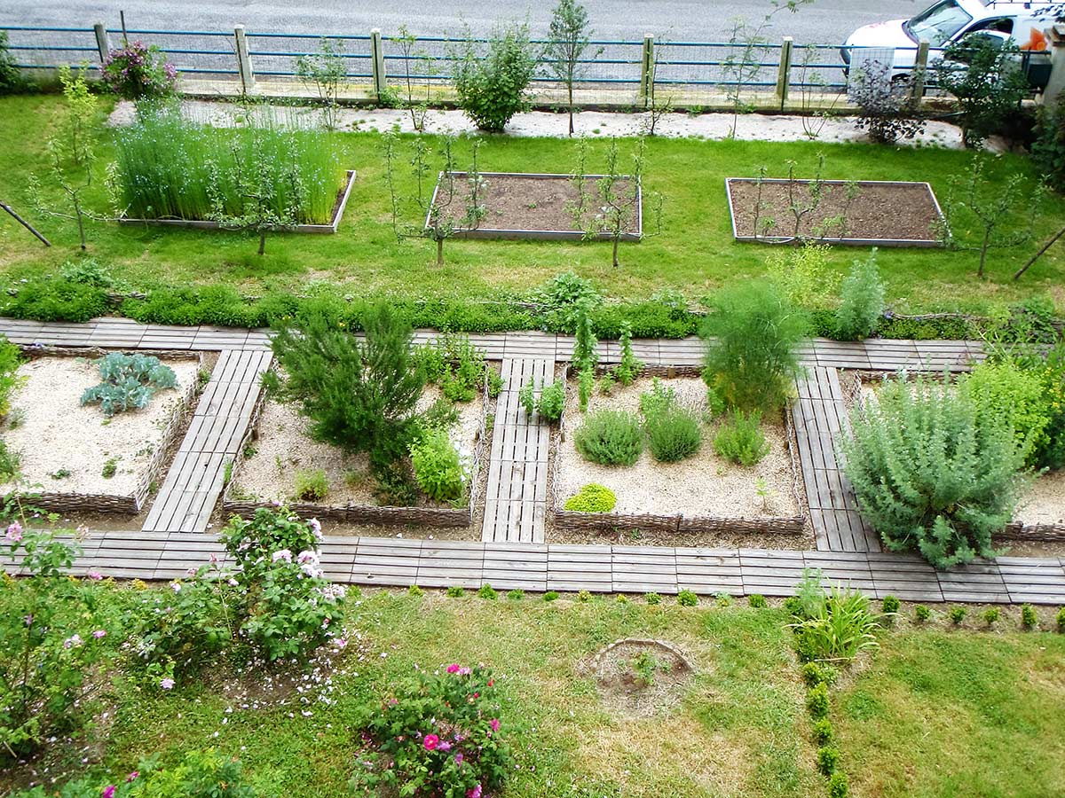 Les jardins d alencon paysagiste createur de jardins gesnes le gandelin sarthe pays de loire 72 travaux paysagers conception etude entretien terrassement plantation d'arbres arbustes massifs haies engazonnement clôtures maçonnerie paysagère éclairage de jardin terrasse aménagée bassins contemporains mur végétal jeux d'eaux fontaine décoration minérale entretien des pelouses tailles élagage abattage débroussaillage désherbage manuel et chimique bêchage ramassage de feuilles évacuation déchets verts